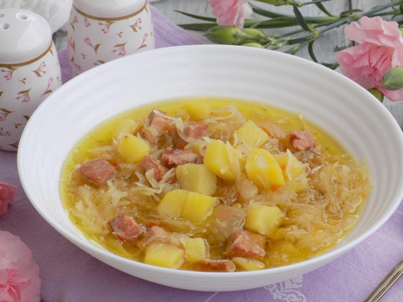 Jak obniżyć kaloryczność kapuśniaka z ziemniakami i ile kalorii naprawdę ma ta zupa?