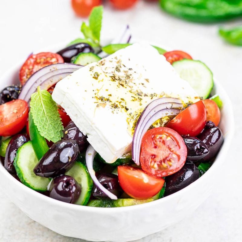 Zaskocz swoich gości: prosta sałatka grecka pełna smaku!