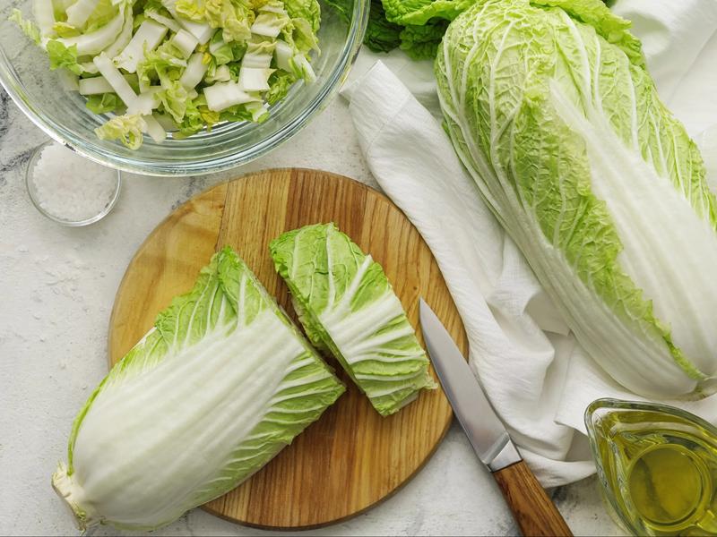 Pyszna sałatka z kapusty pekińskiej – prosty przepis na zdrowe danie, które pokochasz