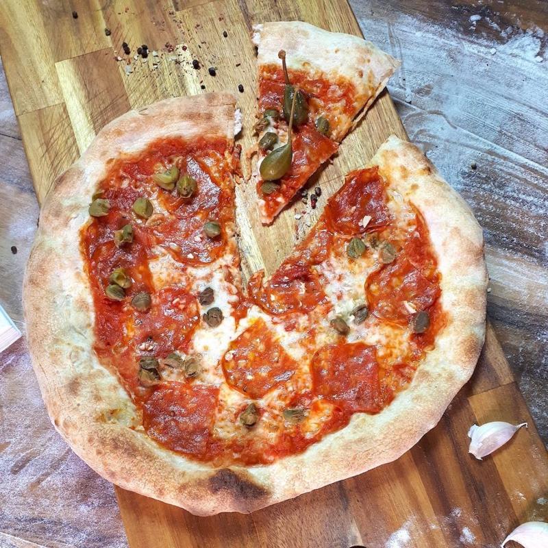 Czarne ciasto na pizzę