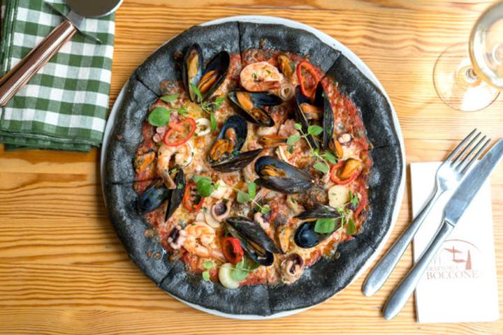 Zaskocz swoich gości czarnym ciastem na pizzę – prosty przepis na niebanalne danie