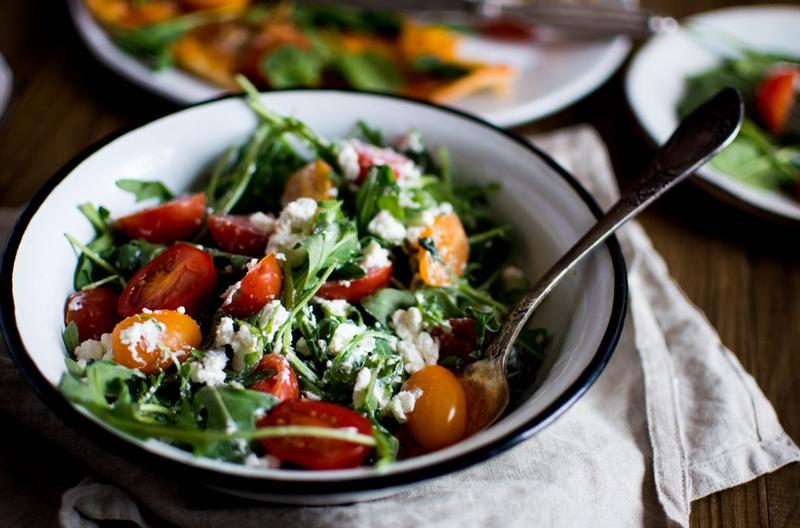 Zaskocz swoich gości: proste przepisy na sałatki do pizzy pełne świeżości