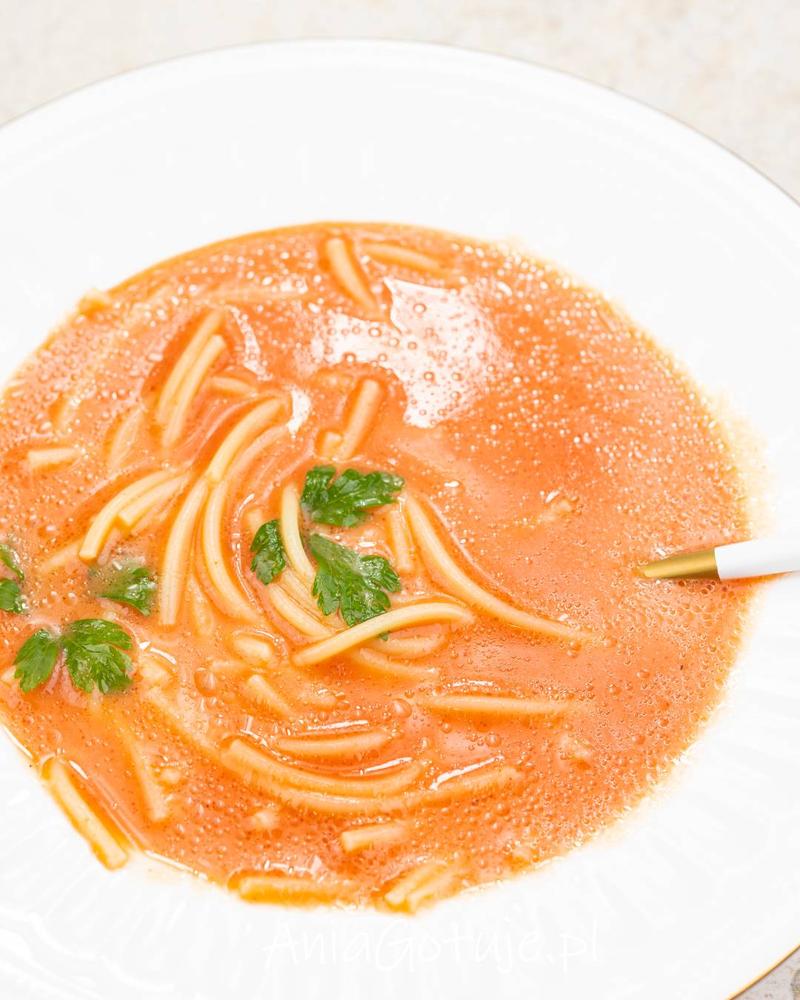 Zupa pomidorowa zabielanie