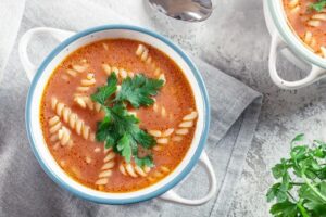 Jak zamrażać zupę pomidorową ze śmietaną, by uniknąć przykrych niespodzianek w kuchni?