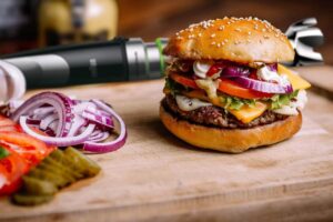 Jakie sosy do burgera? Odkryj niezwykłe smaki, które zachwycą Twoje kubki smakowe!