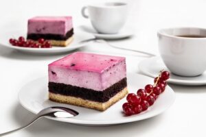 Rozkoszuj się smakiem: łatwy przepis na pyszne ciasto z porzeczkami i budyniem