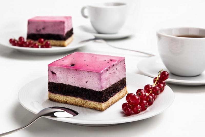 Rozkoszuj się smakiem: łatwy przepis na pyszne ciasto z porzeczkami i budyniem