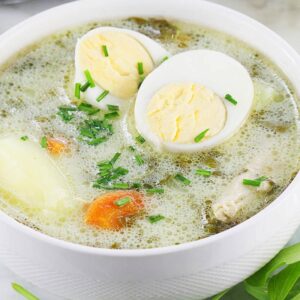 Wiosenna przyjemność: odkryj prostą recepturę na pyszną zupę szczawiową