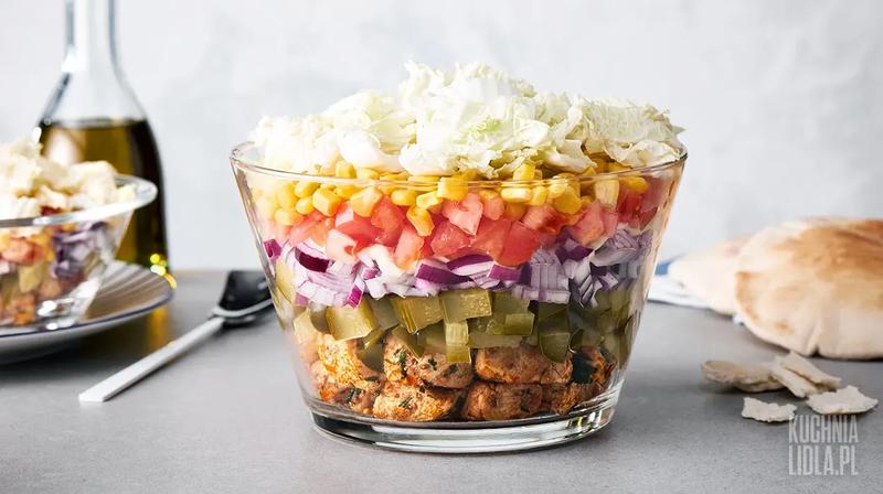 Zachwyć Gości Smakiem i Wyglądem: Prosta Sałatka z Gyrosa, Która Oczaruje Każde Podniebienie