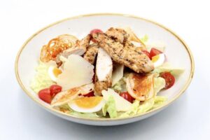 Zachwyć smakiem: prosta sałatka Cezar, którą zrobisz w mgnieniu oka