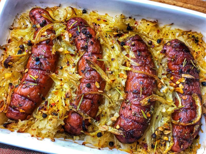 Jak długo piec surową kiełbasę w piekarniku, aby uzyskać idealną soczystość?