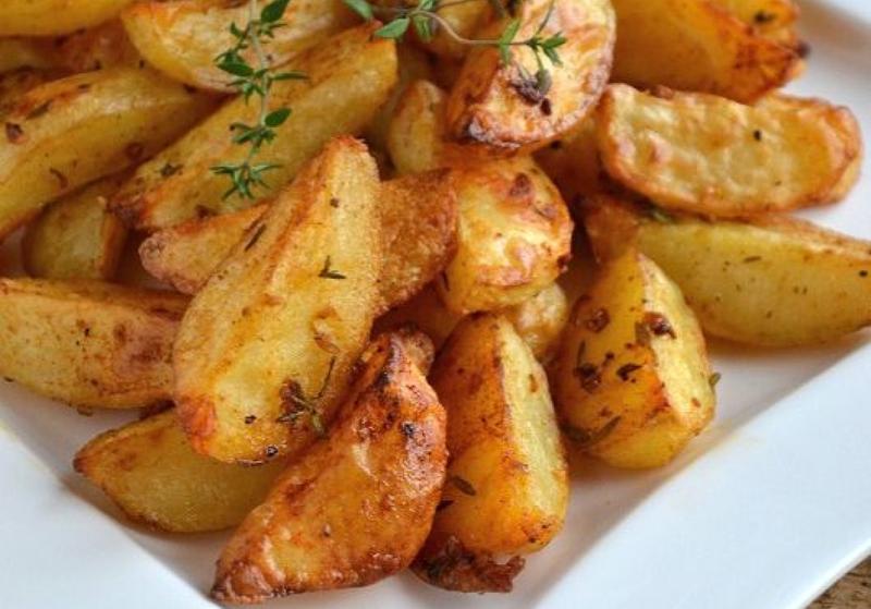 Jak długo piec ziemniaki w plastrach w piekarniku, by uzyskać idealną chrupkość?