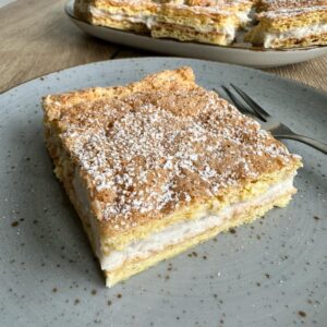 Zachwyć swoich gości prostym przepisem na karpatkę z ciastem francuskim