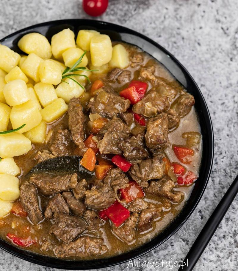 Gotowanie wołowiny na gulasz