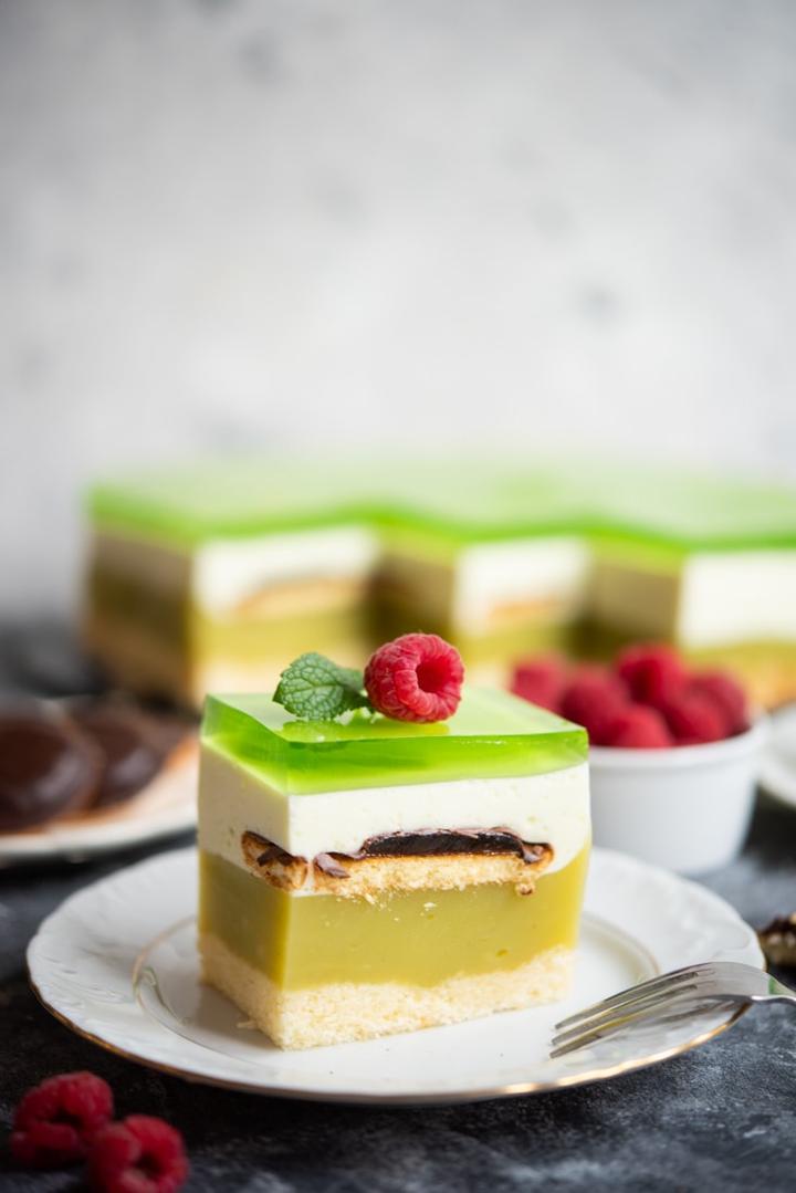 Kolorowe warstwowe ciasto