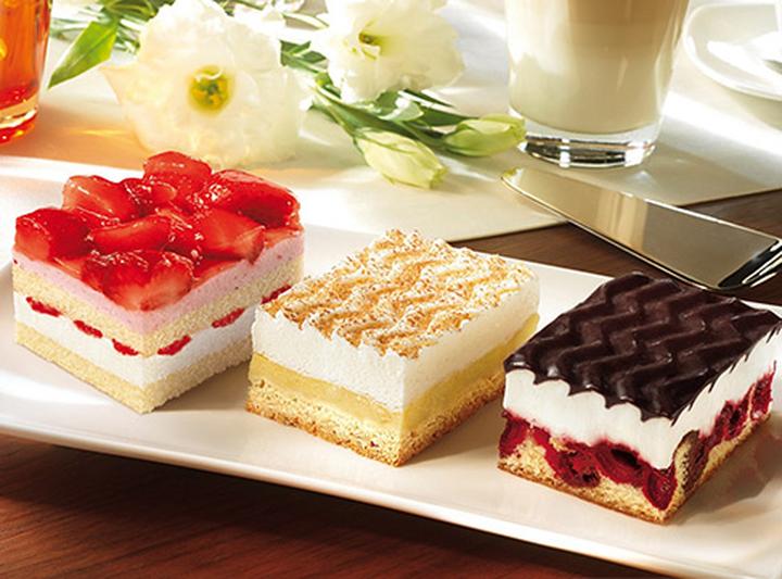 Stylizacja i podanie ciast weselnych