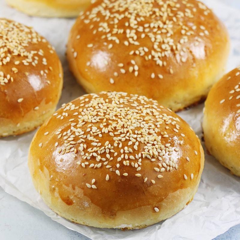 Gdzie znaleźć najlepsze małe bułki do hamburgerów? Oto nasze topowe propozycje