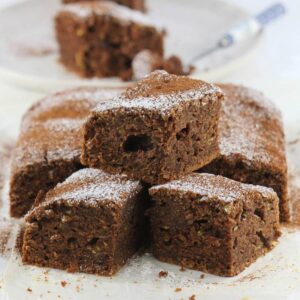 Jak przygotować łatwe i wilgotne ciasto z cukinii – przepis krok po kroku