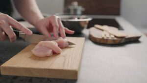 Przewodnik po krojeniu: Jak pokroić filet z kurczaka w prosty i efektywny sposób