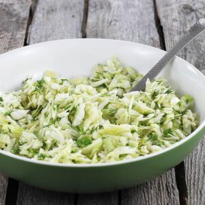 Sałatka czy surówka? Odkryj, co je dzieli i łączy w polskiej kuchni