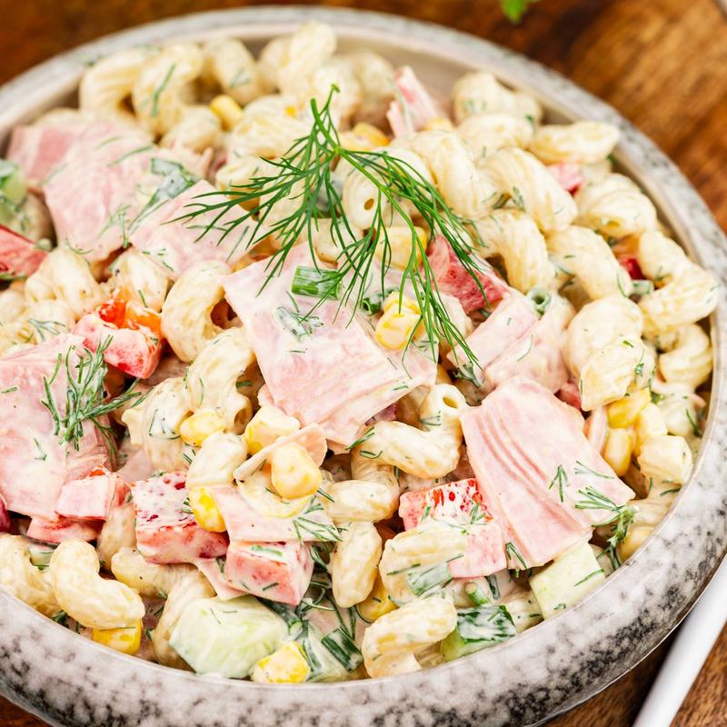 Sałatka z makaronem jak ryż – szybki przepis na pyszne danie, które zaskoczy wszystkich