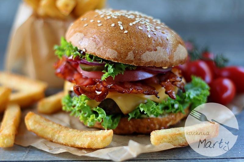 Sekrety doskonałego smażenia wołowiny na burgery – jak uniknąć wysuszenia mięsa?