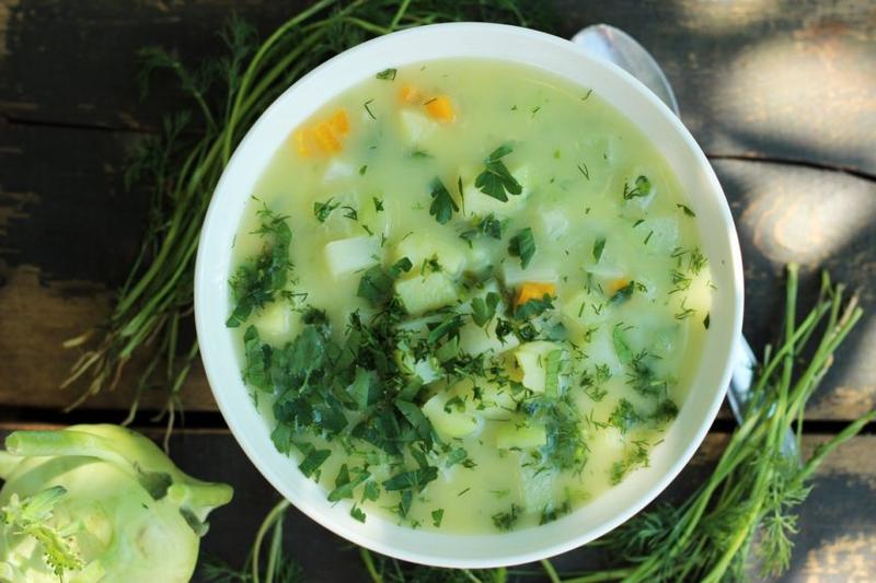 Zachwycająca zupa z kalarepy, którą przygotujesz w kilka chwil – sprawdzony przepis krok po kroku