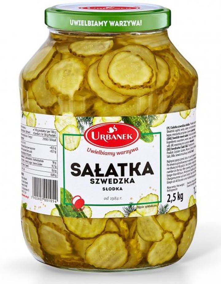 Świeże ogórki i przyprawy