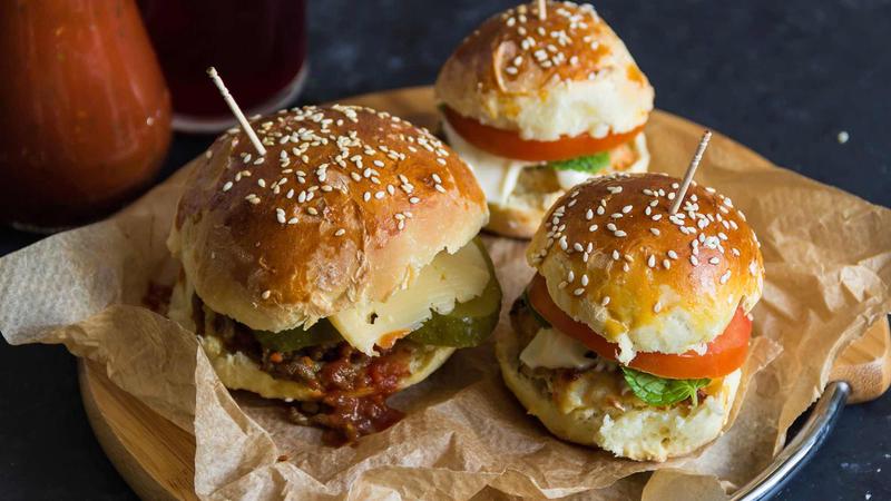 Jak uzyskać soczyste i pełne smaku hamburgery? Kluczowe czasy smażenia!