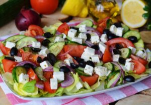 Odkryj tajniki smaku: Jak się robi sałatkę grecką krok po kroku