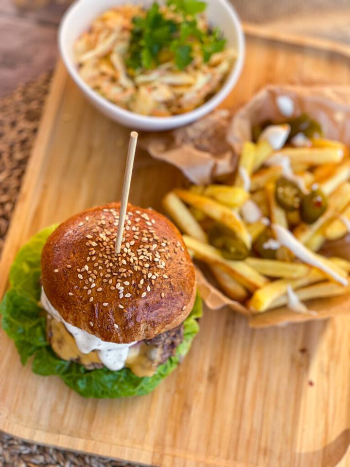 Kaloryczność burgera wołowego z frytkami