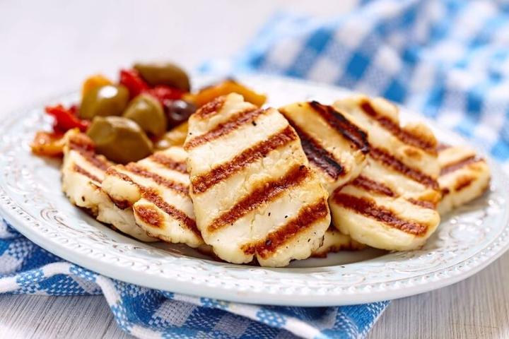 Bezpieczne wybory żywieniowe w ciąży: czy ser halloumi to dobry wybór?