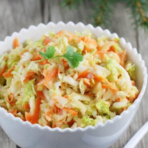 Pyszna sałatka z kapusty pekińskiej – odkryj prosty przepis krok po kroku!