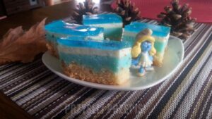 Smerfetkowe ciasto bez pieczenia – odkryj łatwy przepis na pyszny deser!