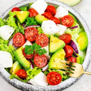 Odkryj przepis na sałatkę z awokado, która zachwyci smakiem i kolorami