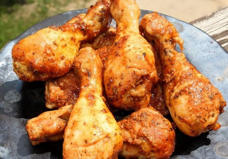 Soczyste i chrupiące udka z kurczaka pieczone w piekarniku – odkryj sprawdzone sposoby