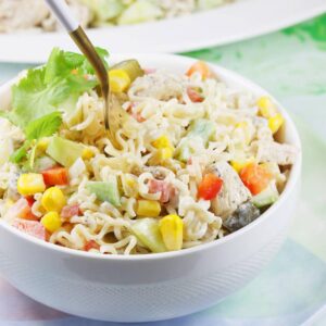 Szybki sposób na pyszną sałatkę z zupek chińskich – sprawdzony przepis krok po kroku