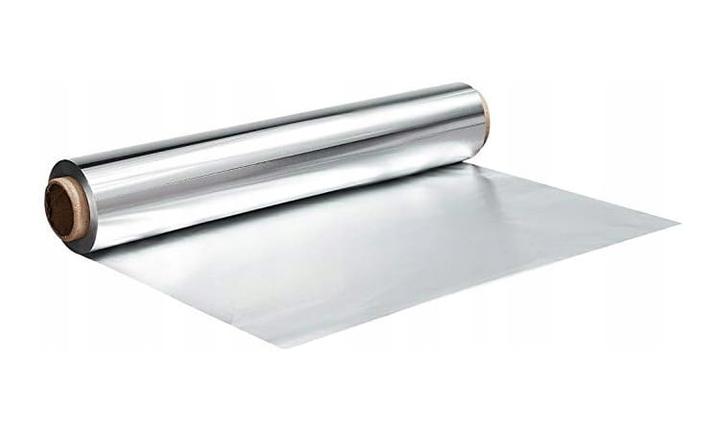 Folia aluminiowa w piekarniku – jak ją bezpiecznie używać i na co uważać?