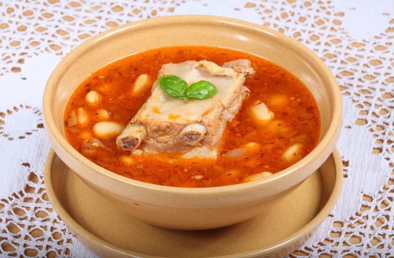 Jak długo gotować żeberka w zupie, aby osiągnęły idealną miękkość?