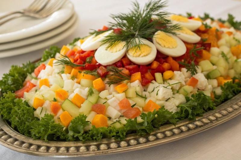 Pyszne sałatki na urodziny – 10 przepisów, które zachwycą Twoich gości