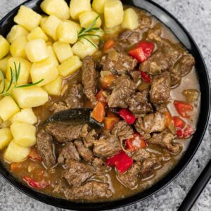 Sekrety przyprawiania wołowiny na gulasz, które oczarują Twoje podniebienie