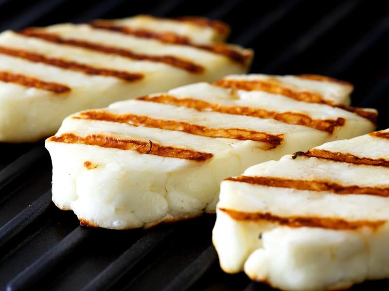Sałatki z halloumi i warzywami