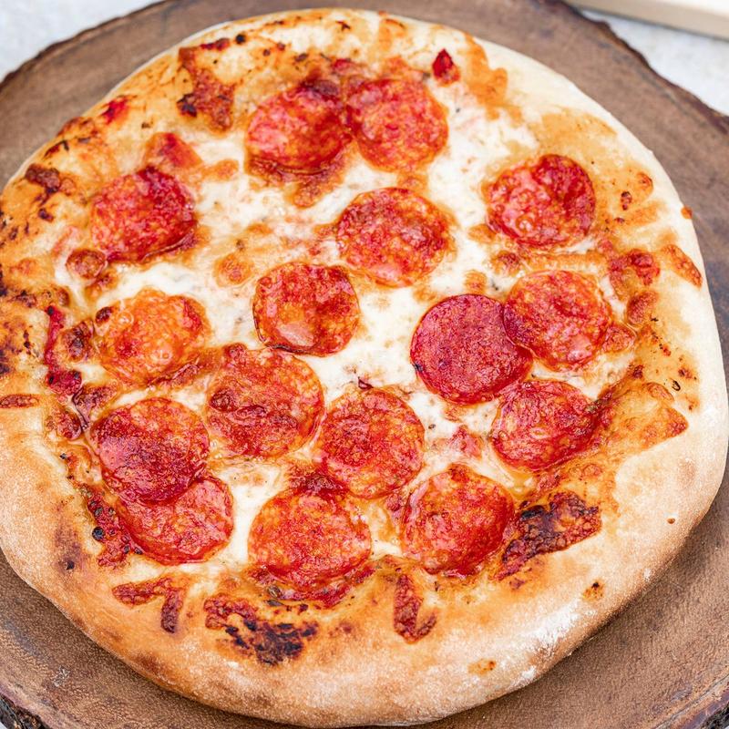 Pyszne ciasto na pizzę na dużą blachę - doskonały przepis dla całej rodziny