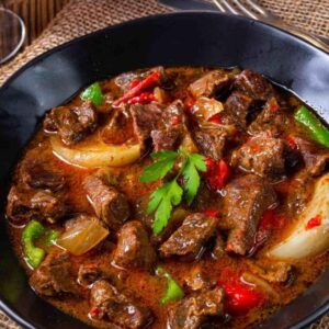 Sekrety idealnej wołowiny na gulasz – jak smażyć, by mięso było miękkie?